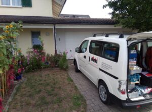 Die Mitarbeiter der Dünki Wärmetechnik GmbH erledigen Servicearbeiten sowie kleinen Montagen mit dem 100% elektrisch betriebenen, vollausgerüsteten Servicefahrzeug - und dies schon seit 2016.