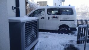 Referenzen: Umbau einer Gasheizung Dachzentrale auf Luft-Wasser Wärmepumpe, Aussengerät Winter